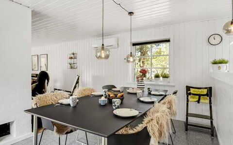 Ufred - 1.3Km to the Fjord: Mueble, Diseño De Interiores, Madera, Lámpara, Techo, Piso, Cocina Y Comedor Mesa, Comedor, Mesa, Silla