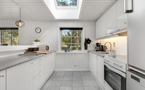 Ufred - 1.3Km to the Fjord: Madera, Cocina, Piso, Diseño De Interiores, Techo, Mostrador, Electrodoméstico, Aparato De Cocina, Casa, Suelo