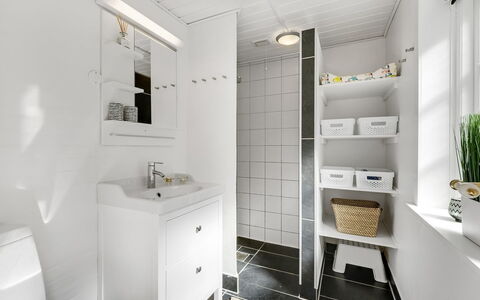 Ufred - 1.3Km to the Fjord: Diseño De Interiores, Pared, Piso, Suelo, Arreglo De Tubería, Baño, Mueble De Baño, Techo, Lavabo, Baño