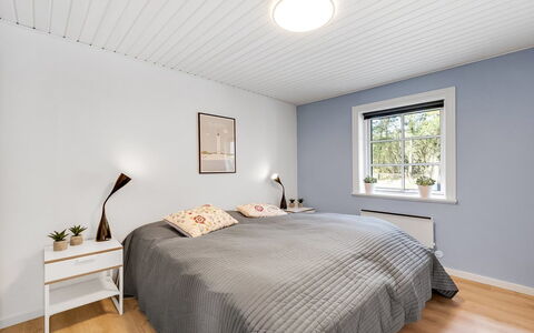 Ufred - 1.3Km to the Fjord: Diseño De Interiores, Techo, Habitación, Suelo, Cama, Piso, Lecho, Sábana, Marco De La Cama, Lámpara