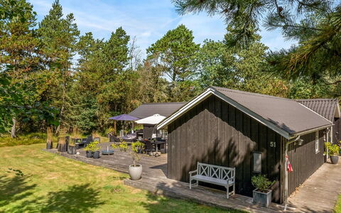 Ufred - 1.3Km to the Fjord: Casa, Casa, Techo, Cabaña, Arbusto, El Terreno Del Lote, Sombra, Inmuebles, Jardín, Edificios Del Jardín