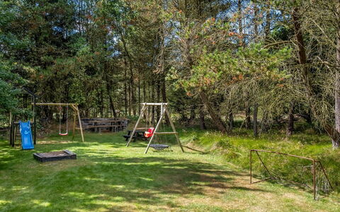 Ufred - 1.3Km to the Fjord: Árbol, Hierba, Equipo De Juego Exterior, El Terreno Del Lote, Jardín, Bosque, Parque, Césped, Sombra, Patio Interior