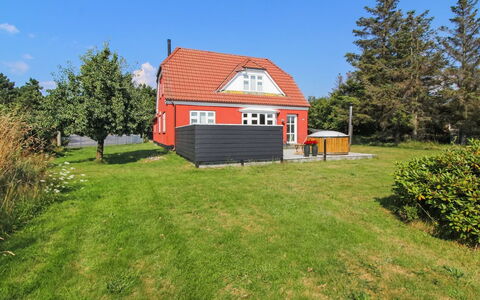 Thorlak - 1Km from the Sea: Hierba, Casa, Techo, Casa, Cabaña, Área Rural, El Terreno Del Lote, Césped, Casa De Campo, Jardín