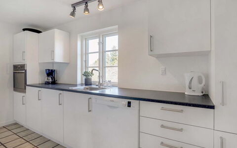 Domnika - 350M from the Sea: Cocina, Mostrador, Piso, Gabinetes, Diseño De Interiores, Aparato De Cocina, Suelo, Arreglo De Tubería, Mueble, Electrodoméstico