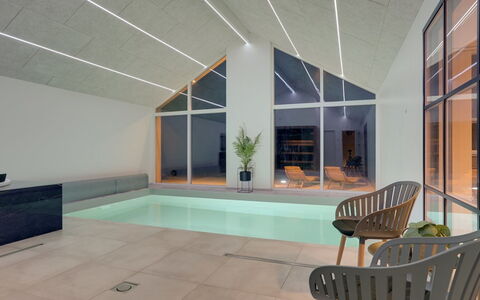 Menja - 1.4Km from the Sea: Mueble, Diseño De Interiores, Piso, Suelo, Techo, Habitación, Silla, Mesa, Departamento, Cocina Y Comedor Mesa
