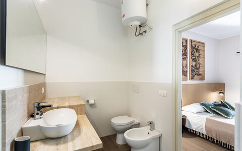Donna Rosa Holiday Home: Lavabo, Arreglo De Tubería, Propiedad, Grifo, Lavabo Del Baño, Blanco, Baño, Edificio, Encendiendo, Arquitectura