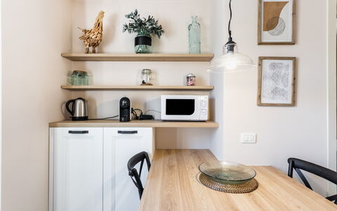 Donna Rosa Holiday Home: Mueble, Propiedad, Gabinetes, Mesa, Marco, Madera, Diseño De Interiores, Mostrador, Edificio, Suelo