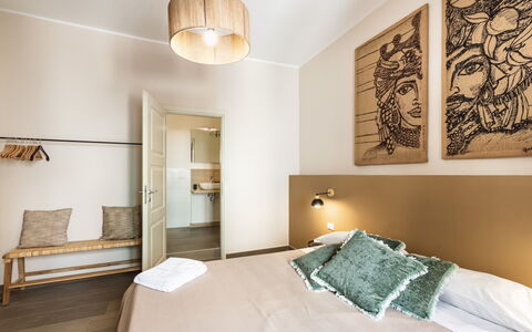 Donna Rosa Holiday Home: Mueble, Propiedad, Comodidad, Madera, Edificio, Encendiendo, Diseño De Interiores, Lámpara, Almohada, Suelo