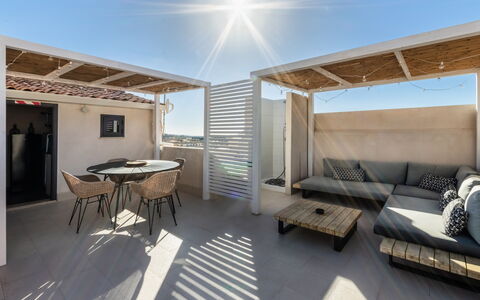 Donna Rosa Holiday Home: Mueble, Cielo, Sofá, Mesa, Madera, Sombra, Diseño De Interiores, Edificio, Ventana, Sala
