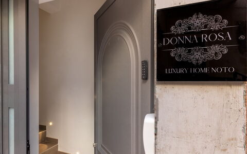 Donna Rosa Holiday Home: Propiedad, Edificio, Madera, Puerta, Pared, Fuente, Madera Dura, Inicio De La Puerta, Habitación