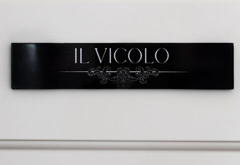 Donna Rosa Holiday Home: Rectángulo, Fuente, Accesorio De Moda, Metal, Señalización, Logo, Azul Eléctrico