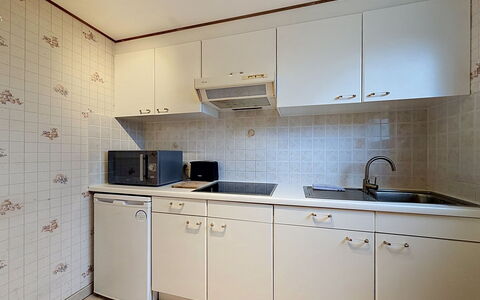 Edelweiss with Parking: Cocina, Aparato De Cocina, Mostrador, Electrodoméstico, Arreglo De Tubería, Fregadero, Lavabo, Piso, Gabinetes, Grifo