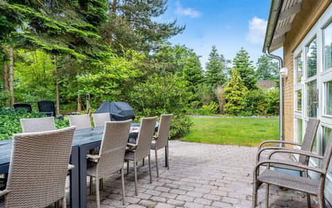 Siggut - 100M from the Sea: Arbusto, El Terreno Del Lote, Jardín, Cobertura Del Suelo, Mueble Para Exteriores, Silla, Sombra, Cabaña, Paisajismo, Porche