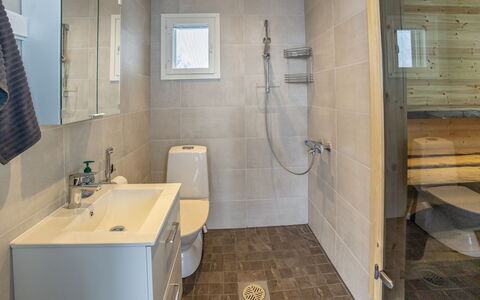 Hehku: Baño, Piso, Arreglo De Tubería, Pared, Suelo, Diseño De Interiores, Madera, Lavabo, Lavabo Del Baño, Baño