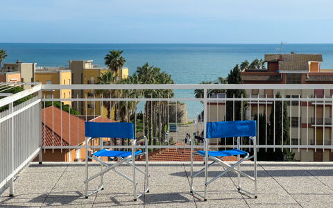 Casa Carlotta - San Bartolomeo Al Mare: Cielo, Edificio, Agua, Nube, Azur, Azul, Sombra, Árbol, Diseño Urbano, Cerca