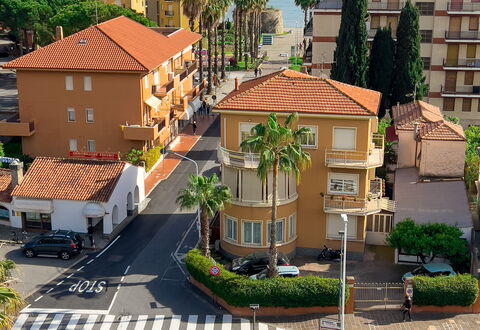 Casa Carlotta - San Bartolomeo Al Mare: Edificio, Planta, Cielo, Tiempo De Día, Propiedad, Nube, Ventana, Infraestructura, Casa, Árbol