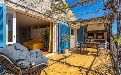La Quiètude: Cielo, Propiedad, Mesa, Edificio, Árbol, Madera, Sombra, Silla, Arquitectura, Diseño De Interiores
