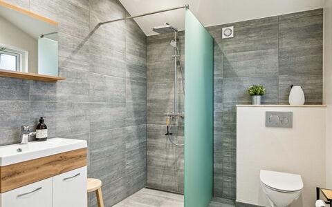 Juste - 1.7Km from the Sea: Piso, Suelo, Arreglo De Tubería, Diseño De Interiores, Baño, Baño, Mueble De Baño, Plomería, Loseta, Asiento Del Baño