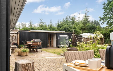 Juste - 1.7Km from the Sea: Madera, Mesa Al Aire Libre, Jardín, Mueble Para Exteriores, Cabaña, Patio Interior, Sombra, Yarda, Silla, Edificios Del Jardín