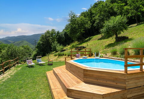 Villa Dei Tigli: Agua, Planta, Cielo, Piscina, Árbol, Nube, Mueble Para Exteriores, Edificio, Paisaje Natural, Sombra