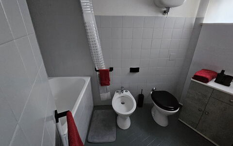 La Piccola Rocca: Arreglo De Tubería, Asiento Del Baño, Baño, Piso, Lavabo, Baño, Suelo, Lavabo Del Baño, Plomería, Grifo