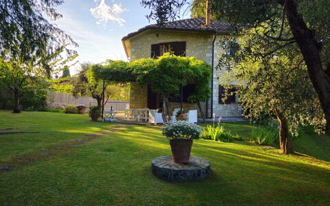 La Piccola Rocca: Arquitectura, Arbusto, Jardín, Casa, Casa, Césped, Cabaña, Inmuebles, Patio Interior, Paisajismo