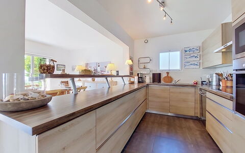 Ruilh Avel: Cocina, Mostrador, Mueble, Diseño De Interiores, Gabinetes, Piso, Aparato De Cocina, Suelo, Madera, Casa