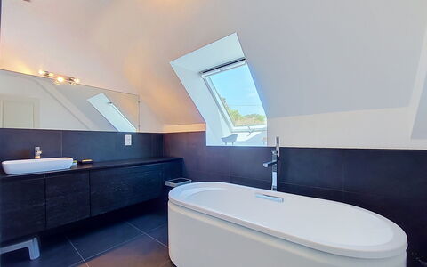 Ruilh Avel: Arreglo De Tubería, Piso, Baño, Grifo, Diseño De Interiores, Lavabo, Suelo, Plomería, Bañera, Techo