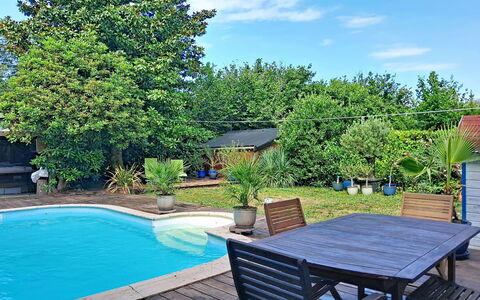 Mayne: Azul, Piscina, Mueble Para Exteriores, Mueble, Sombra, Jardín, Recurso, Silla, Eco Hotel, Patio Interior
