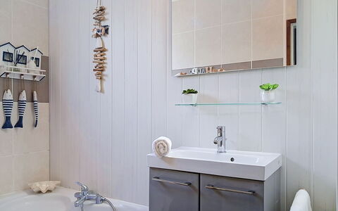 Mayne: Baño, Diseño De Interiores, Arreglo De Tubería, Pared, Piso, Lavabo, Lavabo Del Baño, Grifo, Espejo, Mueble De Baño