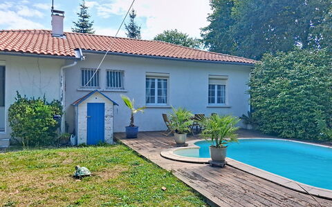 Mayne: Edificio, Ventana, Casa, Casa, Barrio Residencial, Techo, Cabaña, Inmuebles, Jardín, Patio Interior