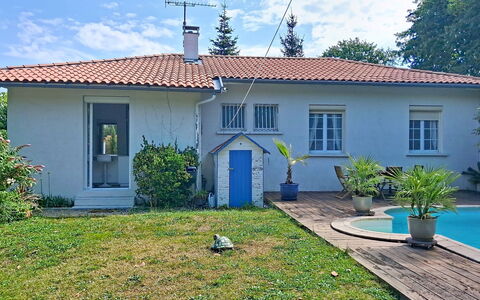 Mayne: Edificio, Casa, Ventana, Casa, Barrio Residencial, Techo, Arbusto, Cabaña, Puerta