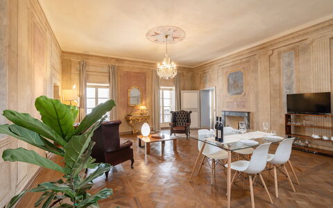 Appartamento Reale: Mueble, Planta, Mesa, Ventana, Sofá, Silla, Madera, Diseño De Interiores, Edificio, Sala
