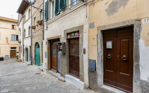 La Piccina: Ventana, Puerta, Madera, Edificio, Fachada, La Carretera, Superficie De La Carretera, Callejón, Casa