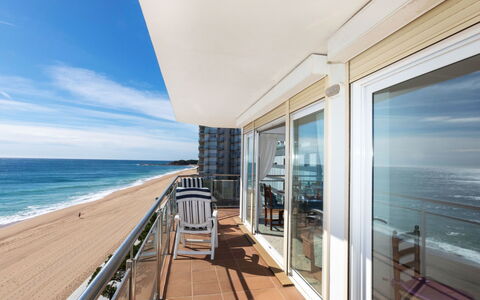 Onades: Mueble, Propiedad, Gabinetes, Comodidad, Ventana, Edificio, Espejo, Madera, Marco De La Cama, Cama