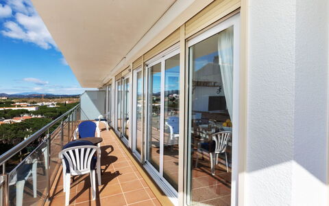 Onades: Mueble, Propiedad, Gabinetes, Comodidad, Ventana, Edificio, Espejo, Madera, Marco De La Cama, Cama