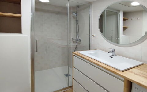 Onades: Lavabo Del Baño, Piso, Arreglo De Tubería, Suelo, Mueble De Baño, Diseño De Interiores, Baño, Lavabo, Grifo, Plomería