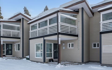 Vuokatinranta Suite 2 C: Hierba, Casa, El Terreno Del Lote, Jardín, Cobertura Del Suelo, Puerta, Vía Muerta, Casa De Campo, Edificios Del Jardín