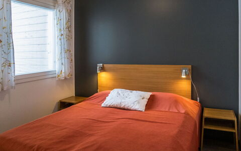Vuokatinranta Suite 2 C: Cama, Pared, Habitación, Sábana, Diseño De Interiores, Lecho, Madera, Suelo, Piso, Mueble