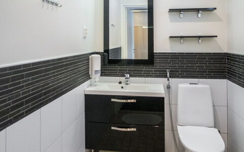 Vuokatinranta Suite 2 C: Baño, Arreglo De Tubería, Lavabo Del Baño, Diseño De Interiores, Piso, Lavabo, Suelo, Loseta, Grifo, Plomería