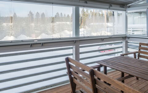 Vuokatinranta Suite 2 C: Madera, Vaso, Sombra, La Luz Del Día, Cubierta, Madera Dura, Porche, Balcón, Aluminio, Mueble Para Exteriores