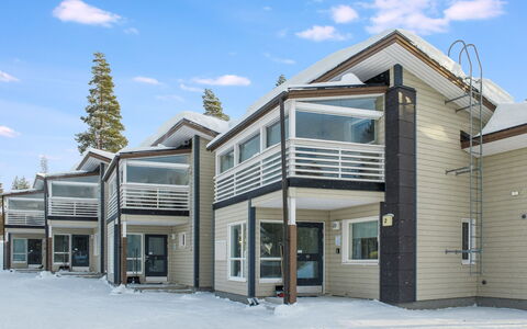 Vuokatinranta Suite 2 D: Hierba, Casa, El Terreno Del Lote, Jardín, Cobertura Del Suelo, Puerta, Vía Muerta, Casa De Campo, Edificios Del Jardín