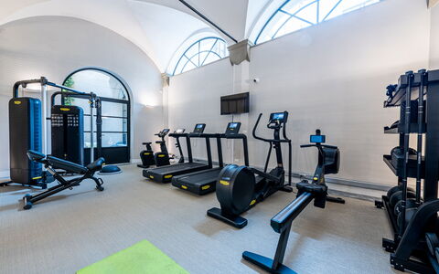 Torretta Penthouse Luxury Apartment In Florence By: Maquina De Ejercicio, Edificio, Gimnasio, Equipo De Ejercicio, Diseño De Interiores, Bicicleta Estatica