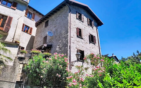 Casa sul Torrente: Edificio, Pared, Ventana, Casa, Barrio Residencial, Fachada, Barrio, Casa, Arquitectura, By