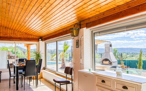 Les Lauriers Blancs: Propiedad, Mueble, Gabinetes, Silla, Cajón, Sombra, Madera, Encendiendo, Ventana, Planta