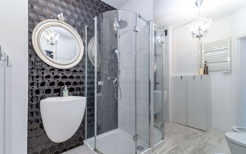 Kęty: Arreglo De Tubería, Baño, Diseño De Interiores, Baño, Púrpura, Suelo, Piso, Pared, Plomería