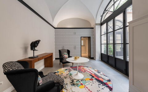 Duomo Penthouse by Geco Vacation Rentals: Mesa, Mueble, Propiedad, Edificio, Diseño De Interiores, Comodidad, Encendiendo, Piso, Arquitectura, Suelo