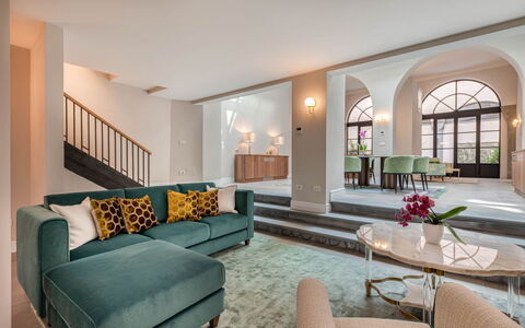 Duomo Penthouse by Geco Vacation Rentals: Mueble, Propiedad, Mesa, Planta, Sofá, Ventana, Planta De Casa, Sala, Diseño De Interiores, Comodidad