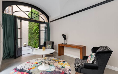 Duomo Penthouse by Geco Vacation Rentals: Mesa, Propiedad, Edificio, Ventana, Planta, Comodidad, Encendiendo, Arquitectura, Diseño De Interiores, Casa