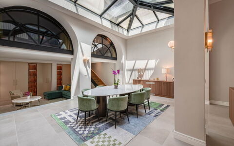 Duomo Penthouse by Geco Vacation Rentals: Mueble, Propiedad, Mesa, Silla, Arquitectura, Diseño De Interiores, Suelo, Piso, Madera, Bienes Raíces